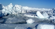 Des blocs de glaces brisés par la mer